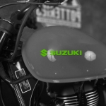 Наклейка на мотоцикл логотип Suzuki